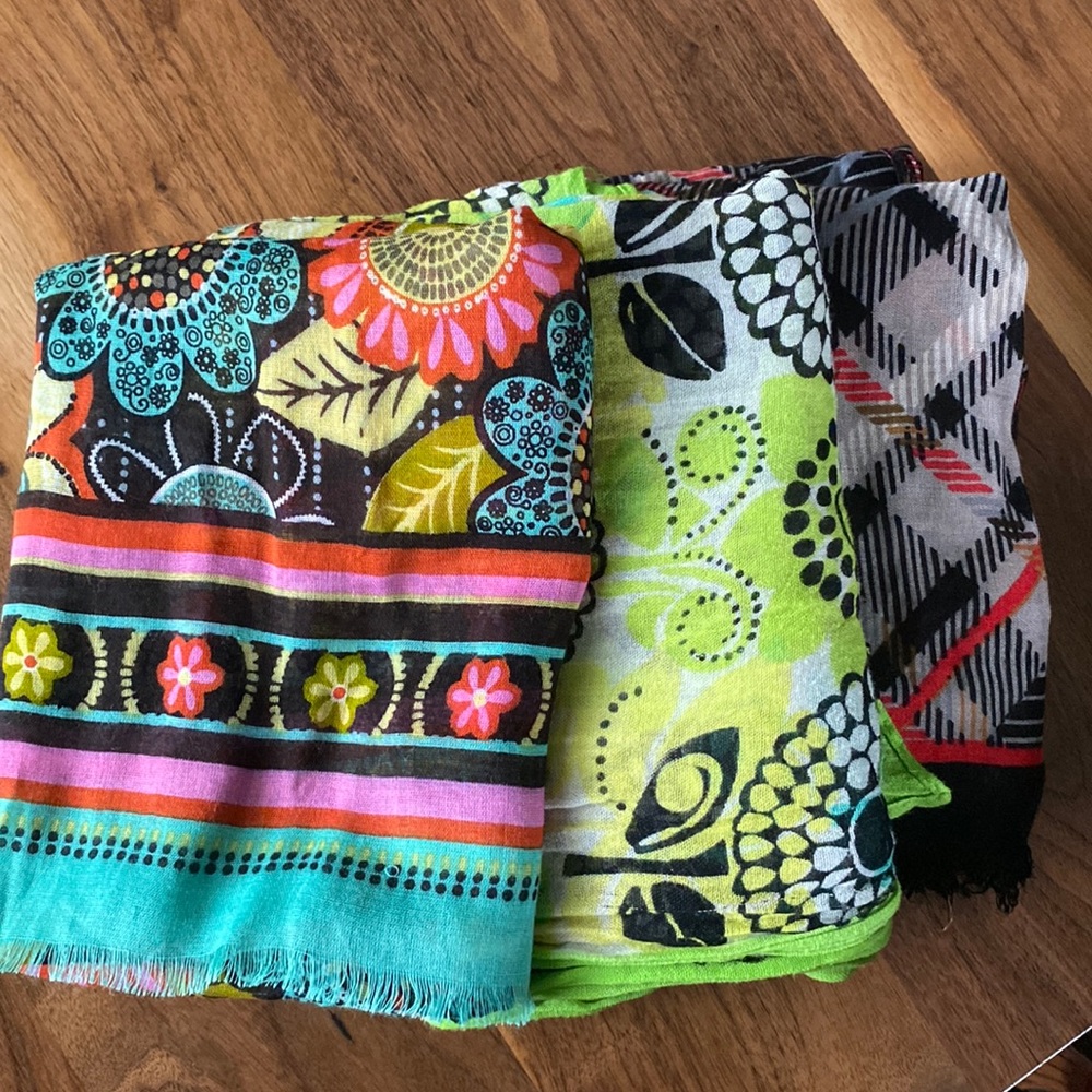Beautiful Vera Bradley scarf bindle